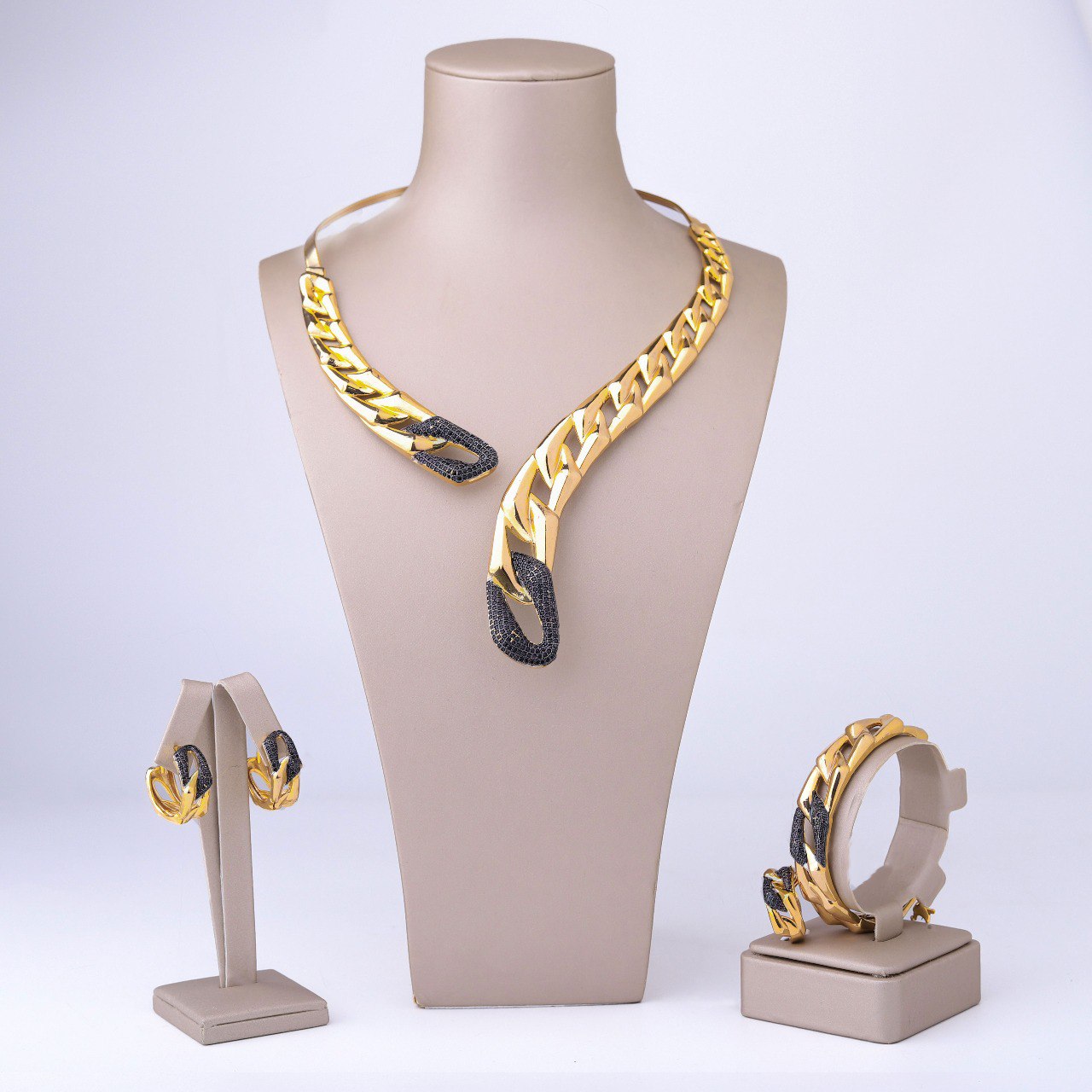 ✨ طقم لازوردي – 4 قطع ذهبي بزركون أسود ✨