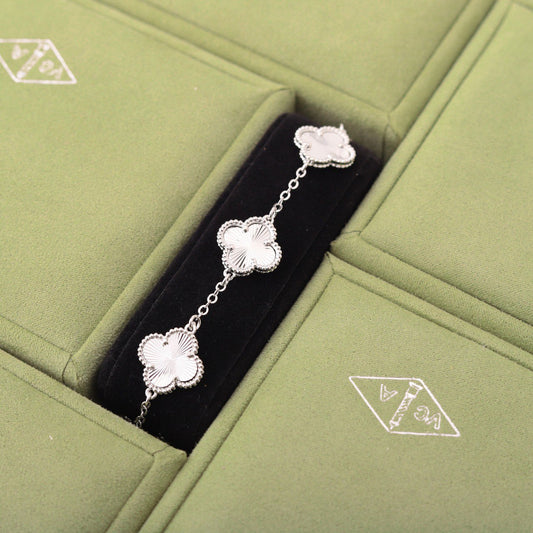 ✨ أسوارة فان كليف فضي - (مُختم) ✨