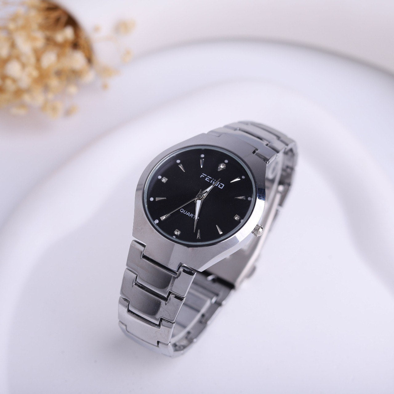 🖤 ساعة Classic Bicolor – تناغم الفخامة بين الفضي والأسود 🤍