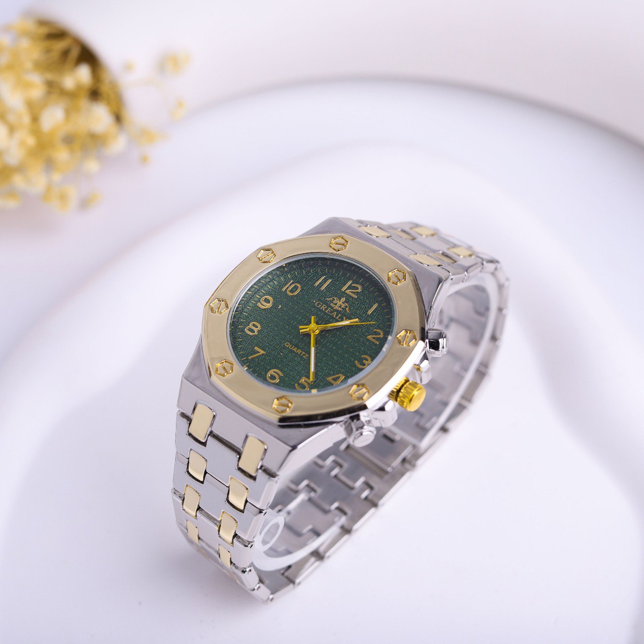 💚 ساعة Octa Green – هيبة التصميم الثماني وعمق اللون الزمردي 💎