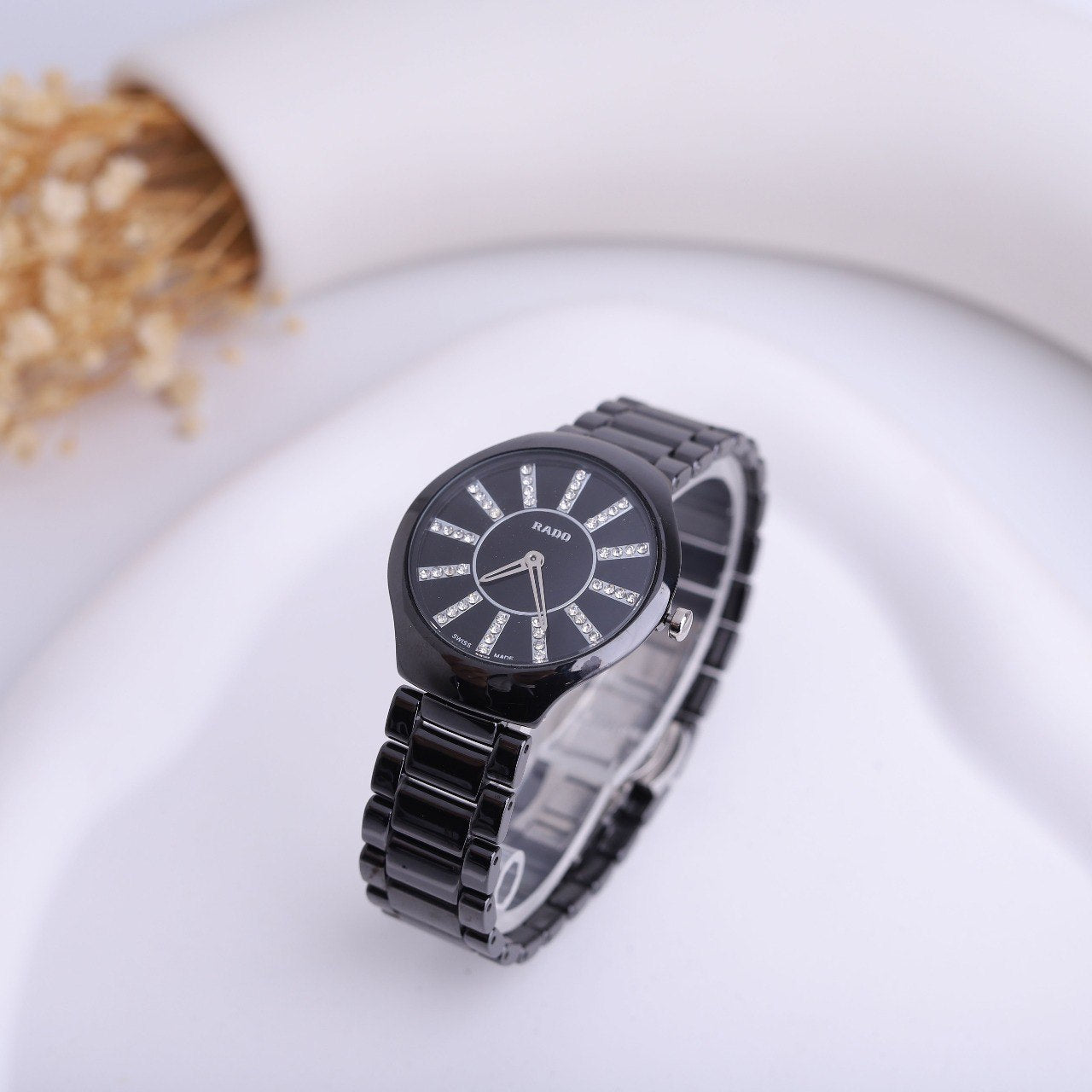 💎 ساعة Rado Black Sparkle – تناغم السيراميك الأسود وبريق الزركون الفضي 🤍