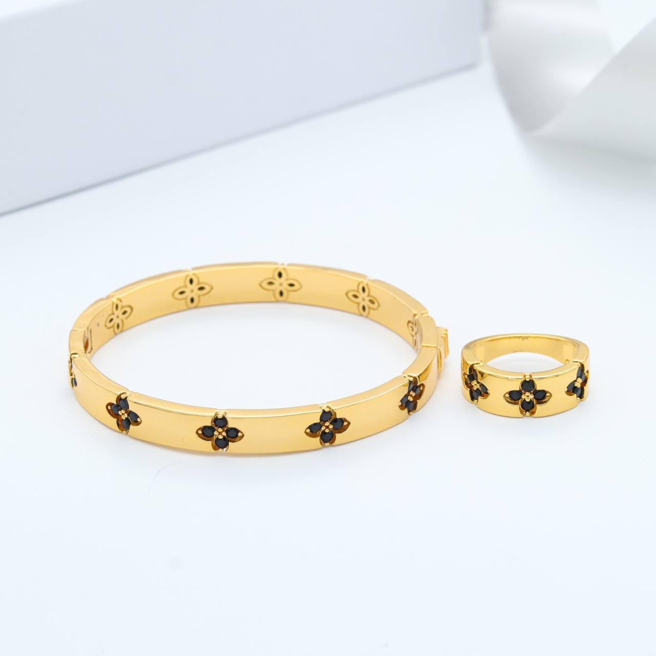 طقم Roberto Cavalli – أسوارة وخاتم فاخر ✨💎