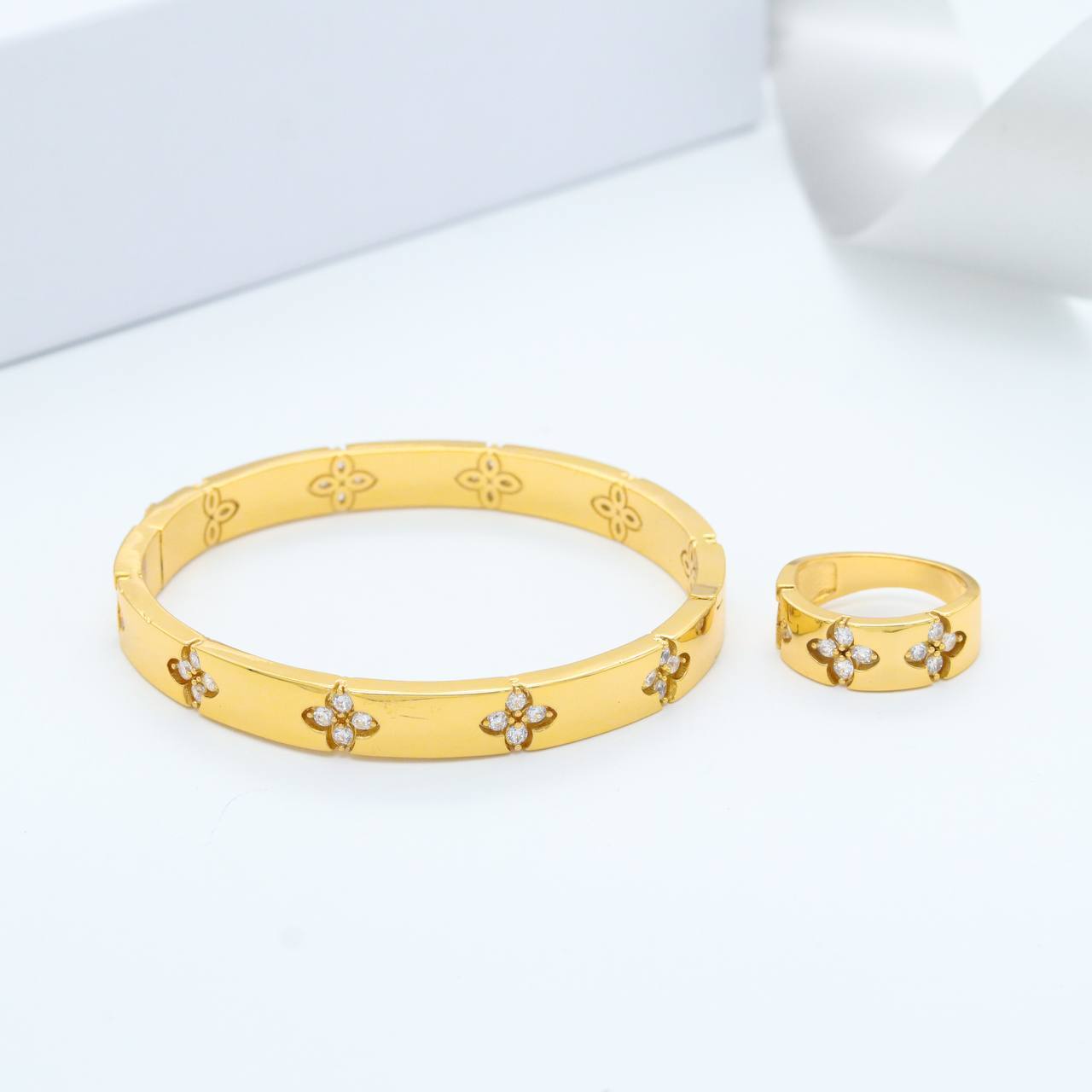 طقم Roberto Cavalli – أسوارة وخاتم فاخر ✨💎