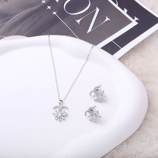 طقم شانيل – وردة قطعتين بزركون فضي 🌸💎