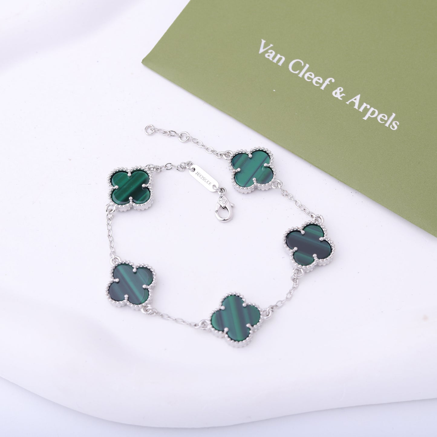 ✨ أسوارة فان كليف فضي وأخضر - (مُختم) ✨
