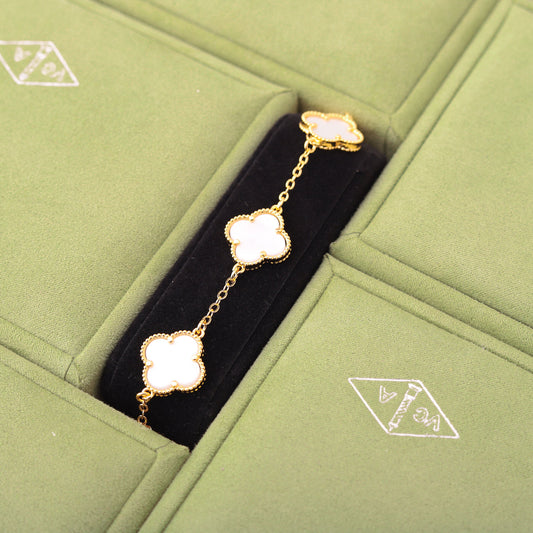 ✨ أسوارة فان كليف أبيض وذهبي - (مُختم) ✨