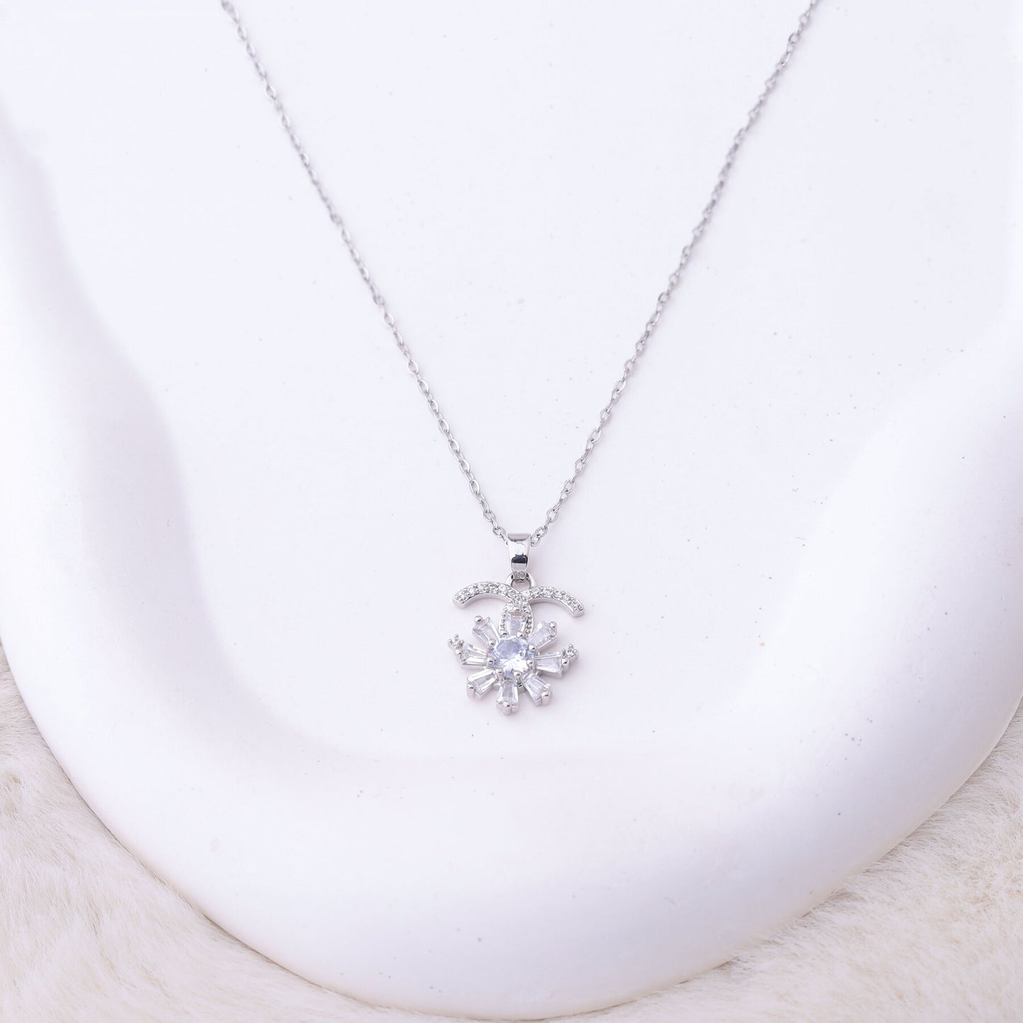 طقم شانيل – وردة قطعتين بزركون فضي 🌸💎