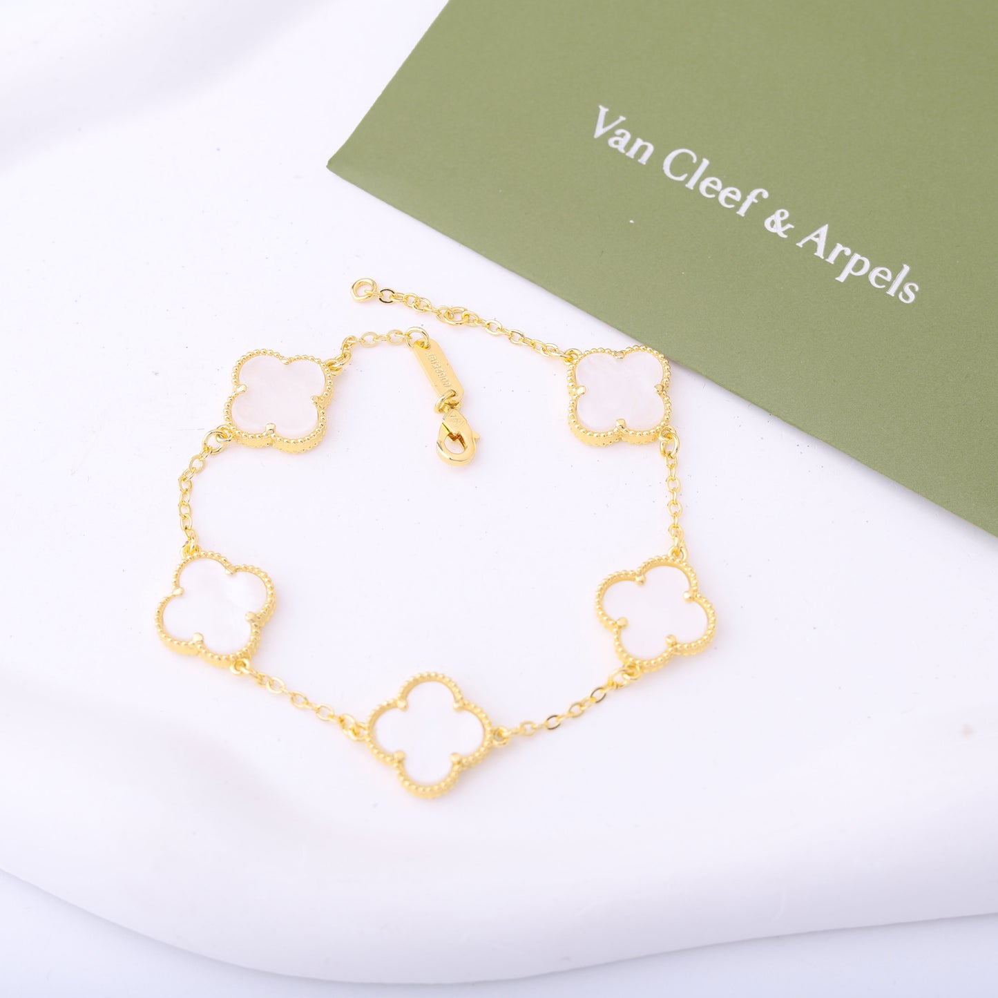 ✨ أسوارة فان كليف أبيض وذهبي - (مُختم) ✨