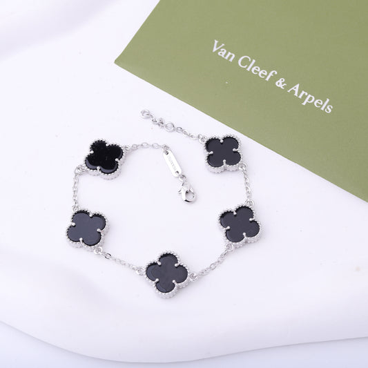 ✨ أسوارة فان كليف أسود وفضي - (مُختم) ✨