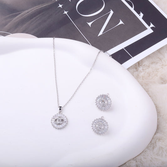 طقم شانيل – قطعتين بزركون فضي ✨💎