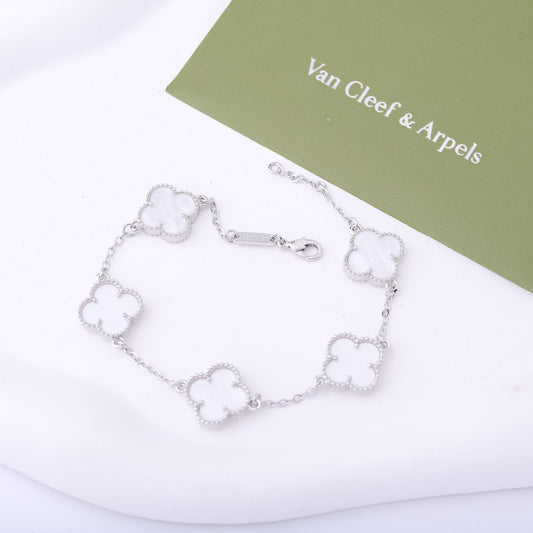 ✨ أسوارة فان كليف أبيض وفضي - (مُختم) ✨