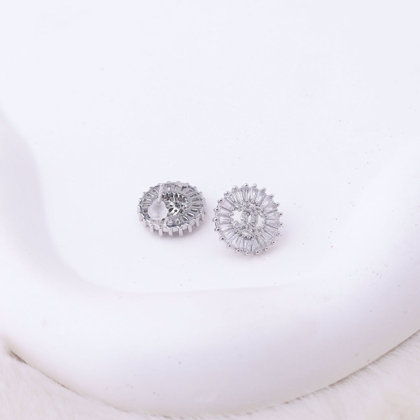 طقم شانيل – قطعتين بزركون فضي ✨💎