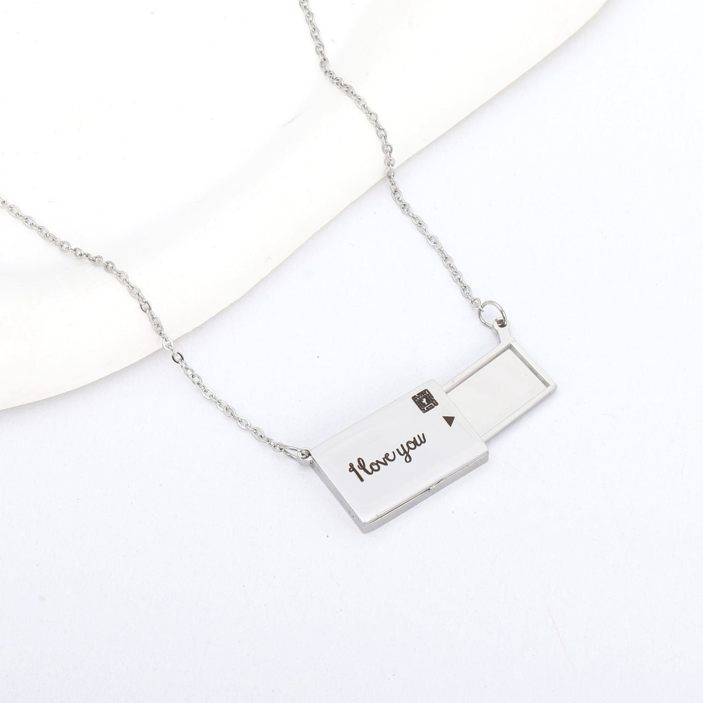 سنسال حفر شكل رسالة – فضي ✉️✨