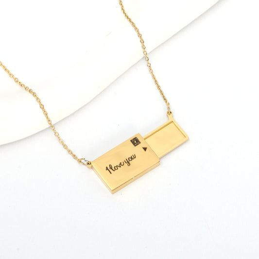 سنسال حفر شكل رسالة – ذهبي ✉️✨