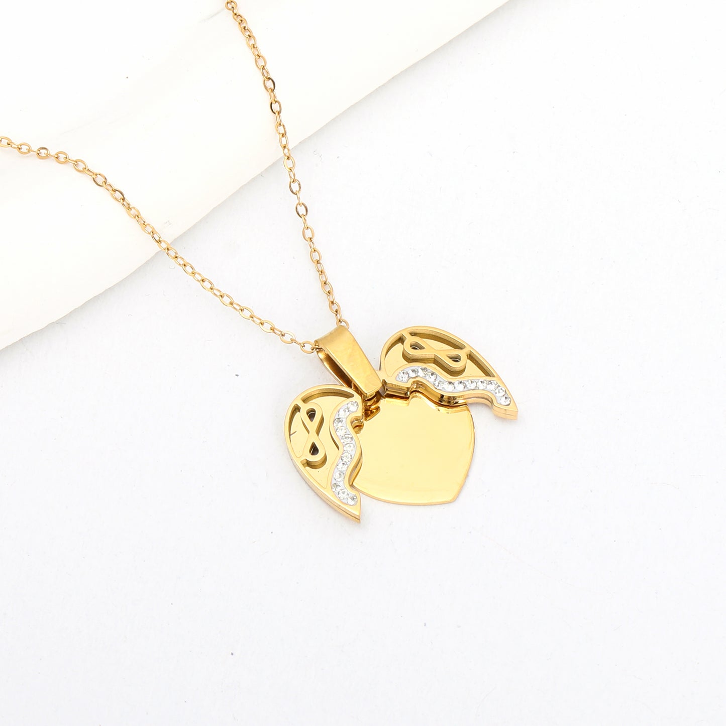 سنسال قلب بأجنحة وإنفنتي أبيض 🤍