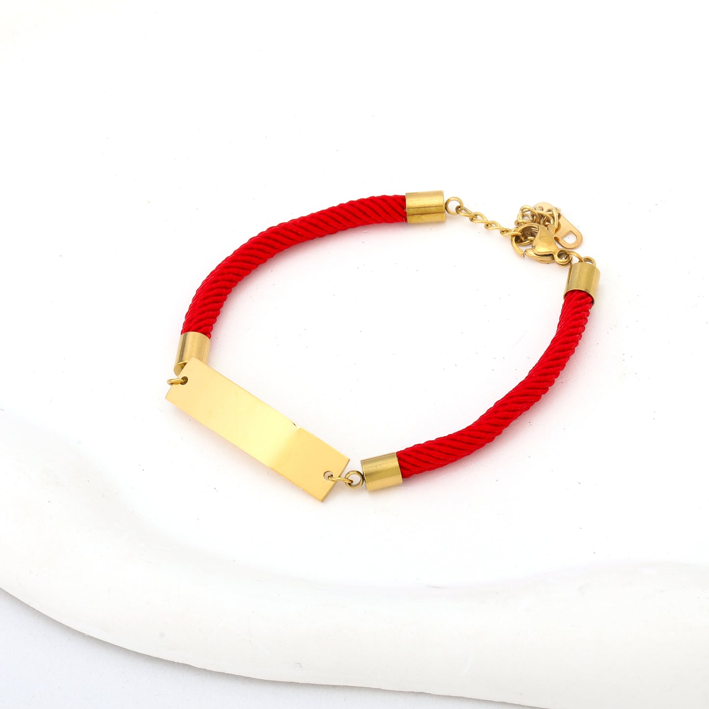 إسوارة فضة بلاطة سادة مع حبل أحمر ❤️