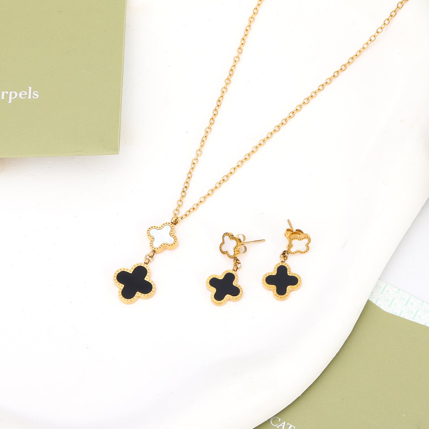 ✨ طقم فان كليف أسود وأبيض - وردتين ✨