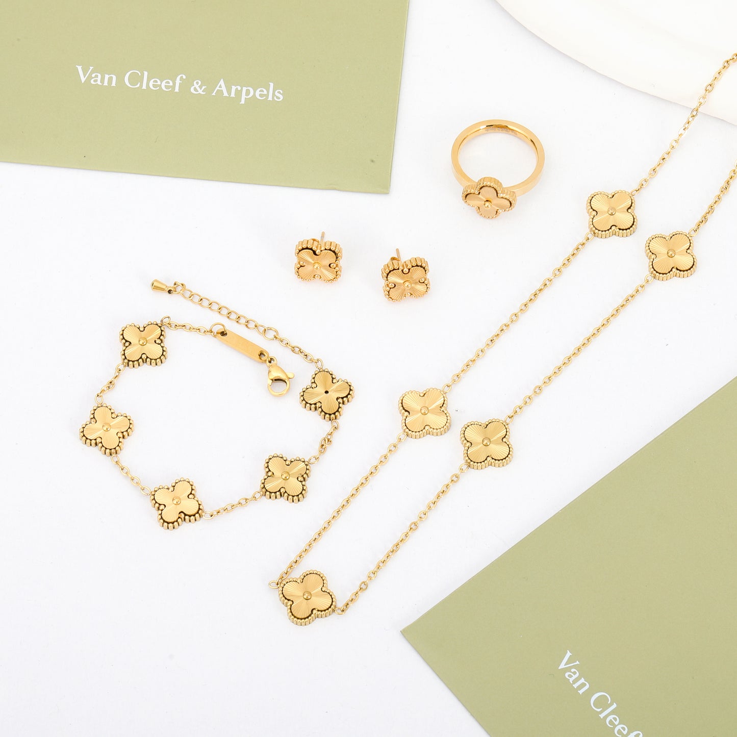 ✨ طقم فان كليف 4 قطع ذهبي سادة ✨