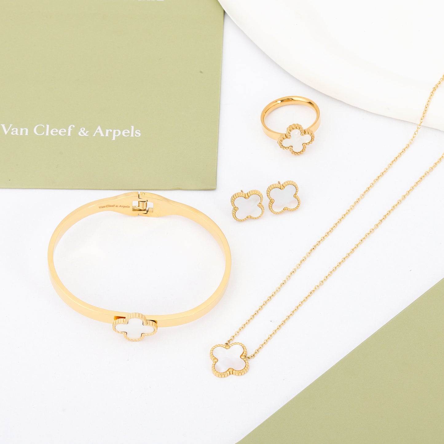 ✨ طقم فان كليف 4 قطع ذهبي وأبيض ✨