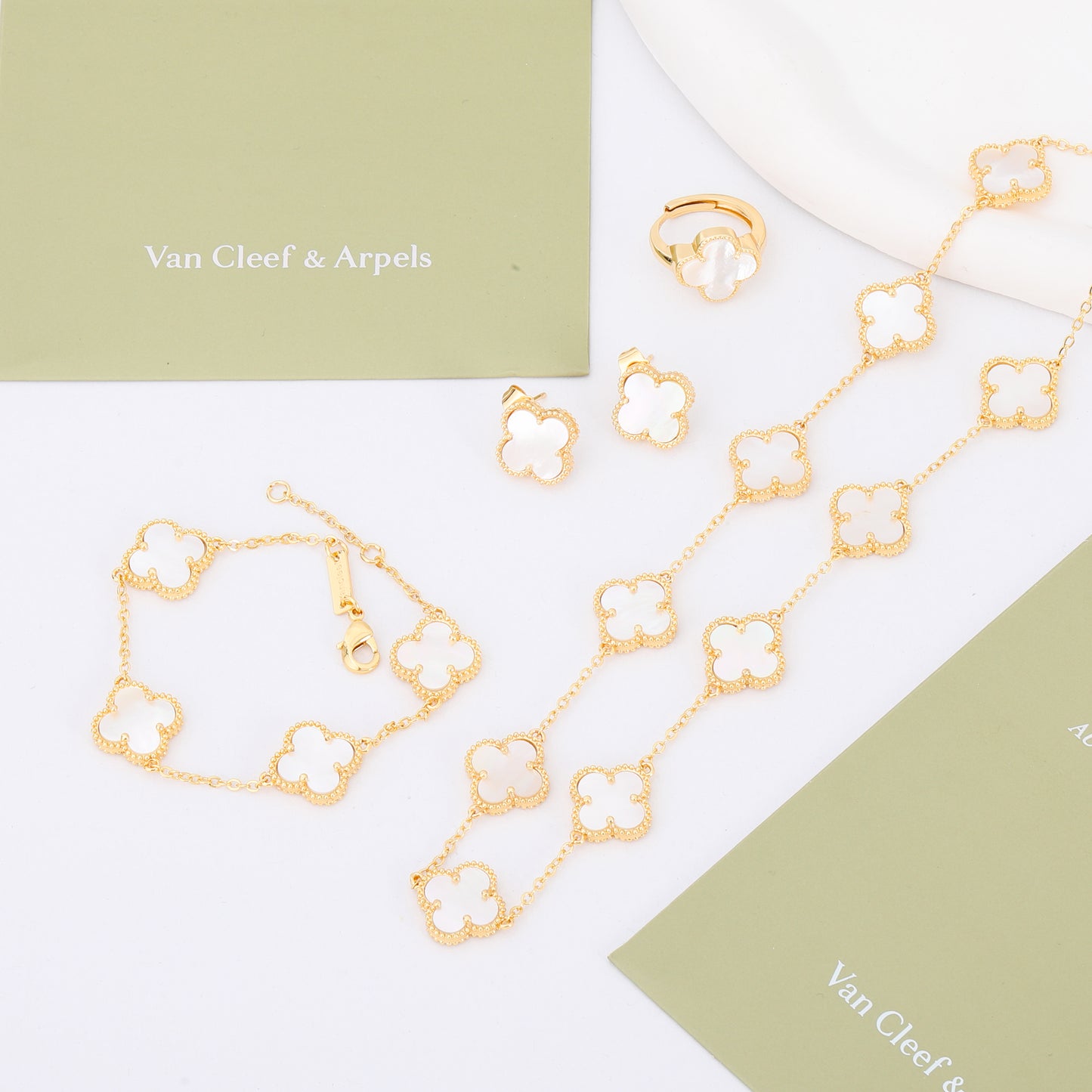 ✨ طقم فان كليف أبيض وذهبي - 4 قطع ✨