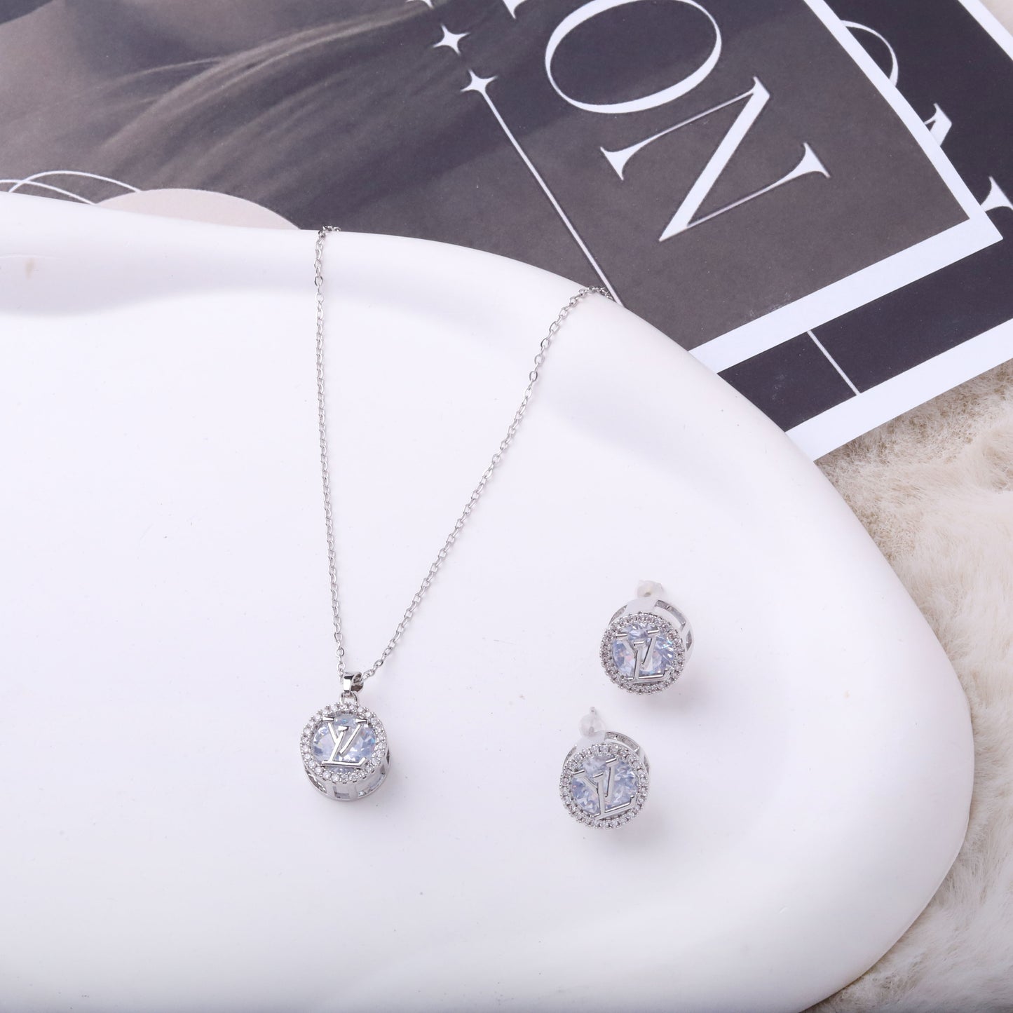 ✨ طقم لويس فيتون LV – مدور بزركون فضي ✨