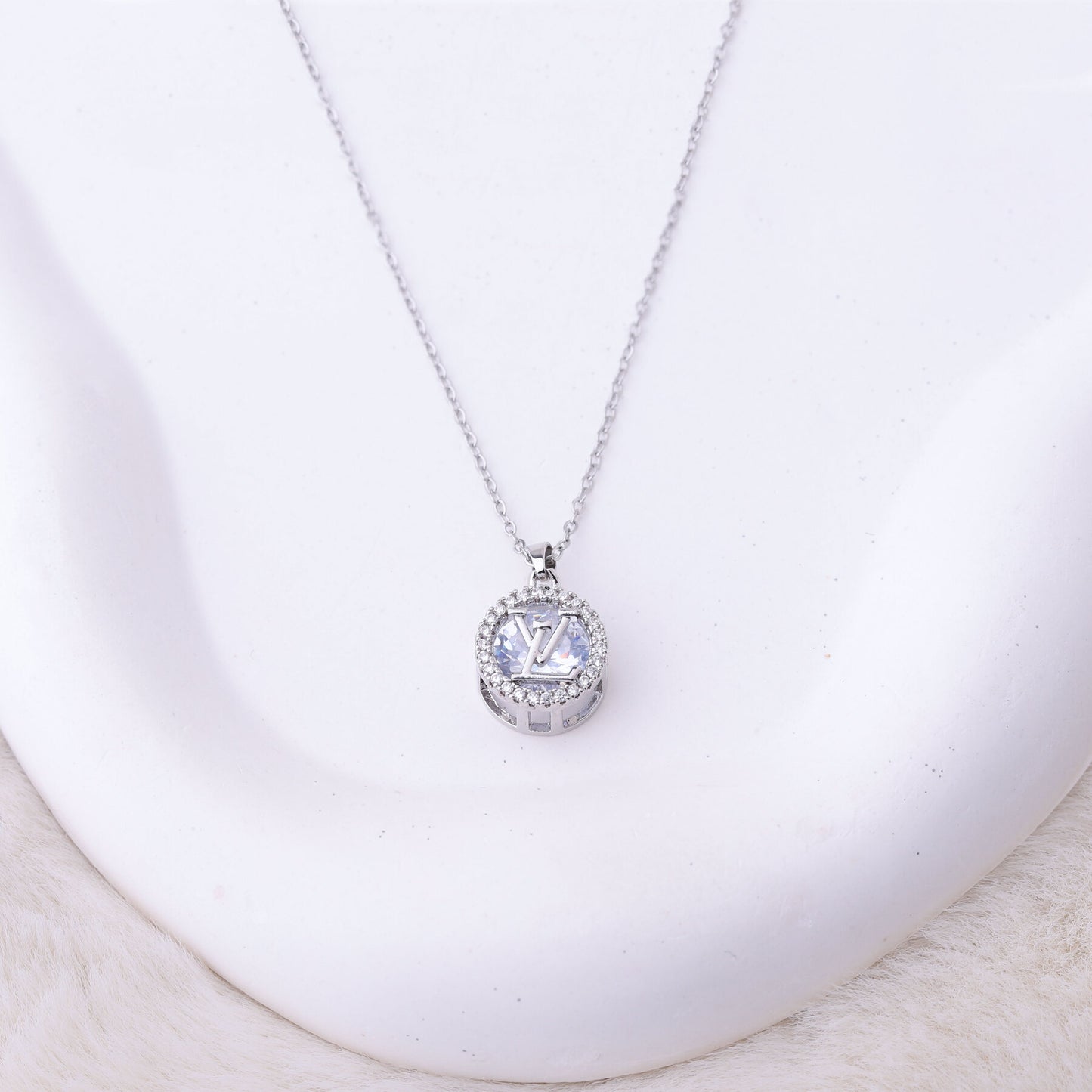 ✨ طقم لويس فيتون LV – مدور بزركون فضي ✨