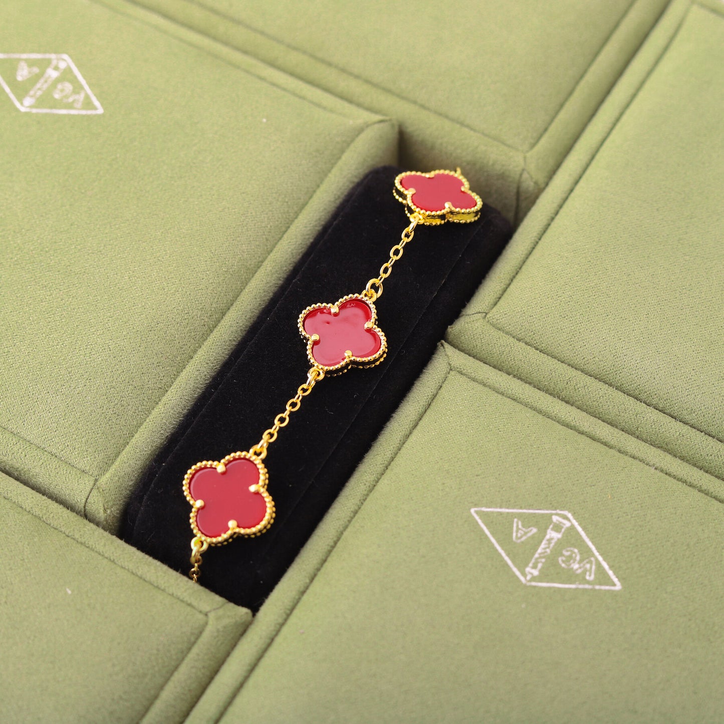 ✨ أسوارة فان كليف أحمر وذهبي - (مُختم) ✨