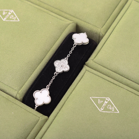 ✨ أسوارة فان كليف أبيض وفضي زركون – أناقة القمر على معصمك ✨ (مختم)