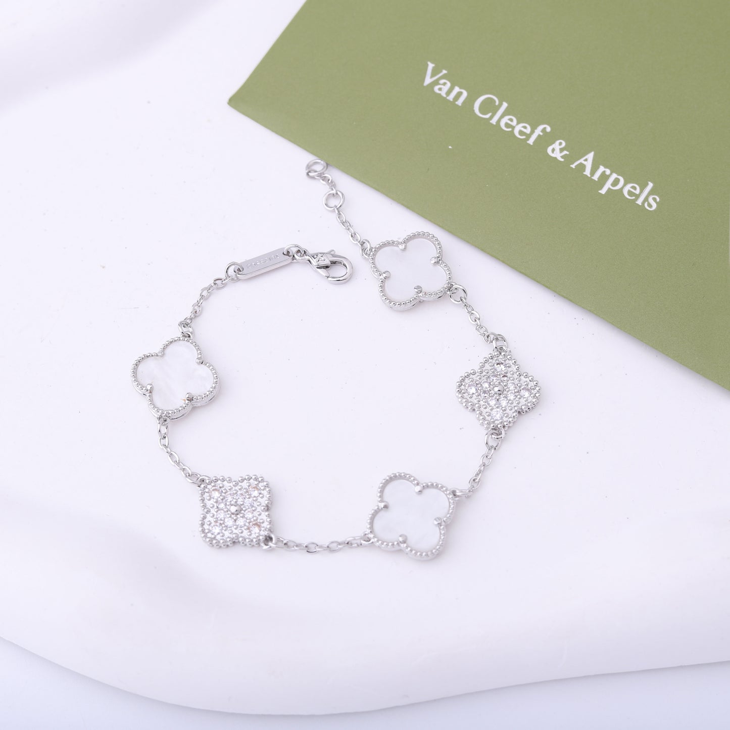 ✨ أسوارة فان كليف أبيض وفضي زركون – أناقة القمر على معصمك ✨ (مختم)