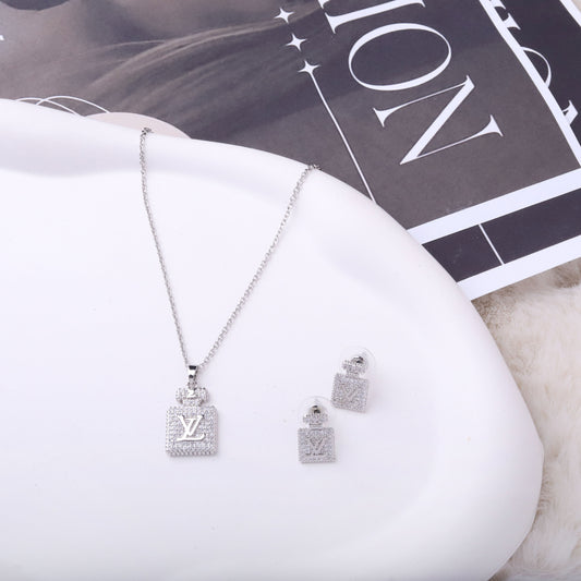 ✨ طقم لويس فيتون LV – مربع بزركون فضي فاخر ✨