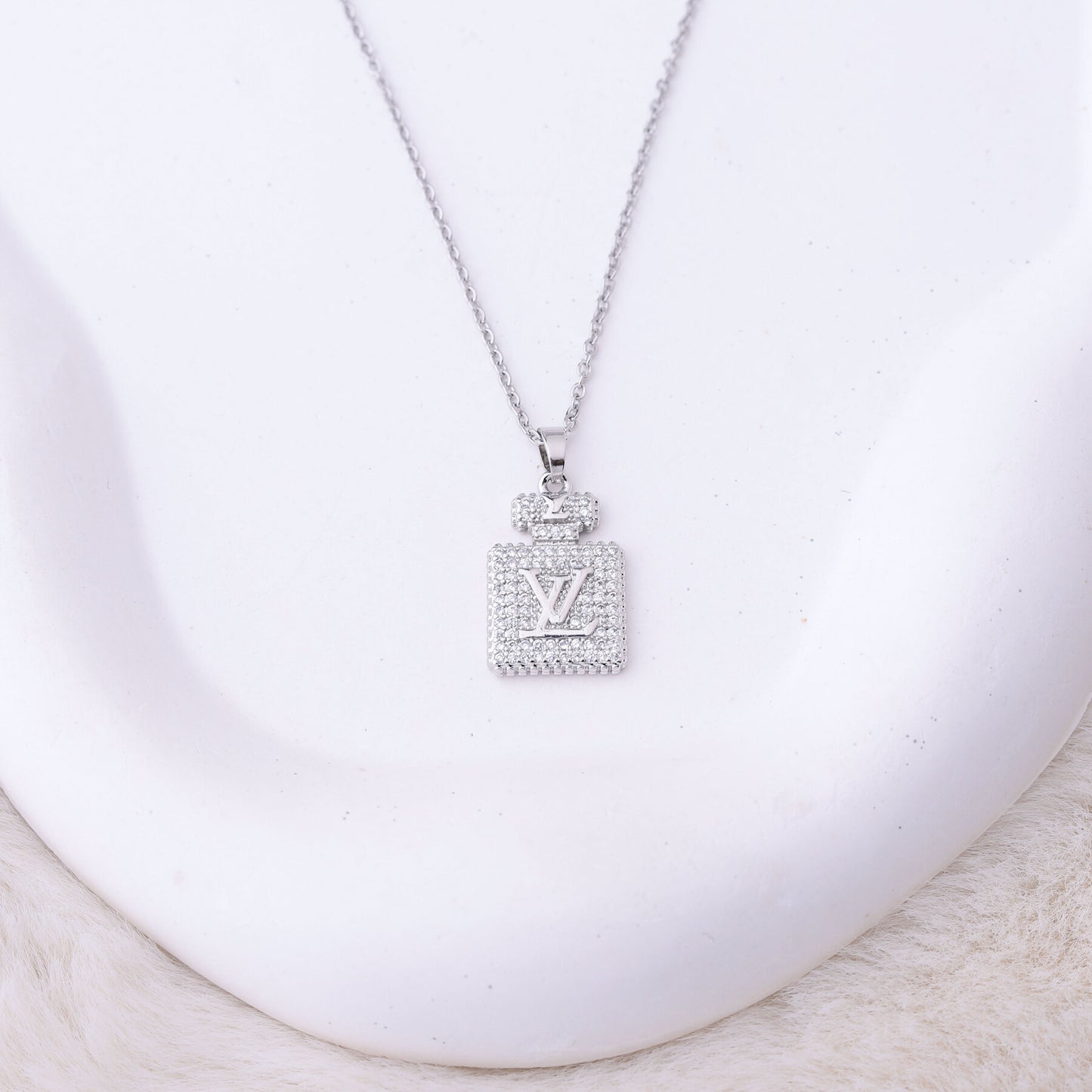 ✨ طقم لويس فيتون LV – مربع بزركون فضي فاخر ✨