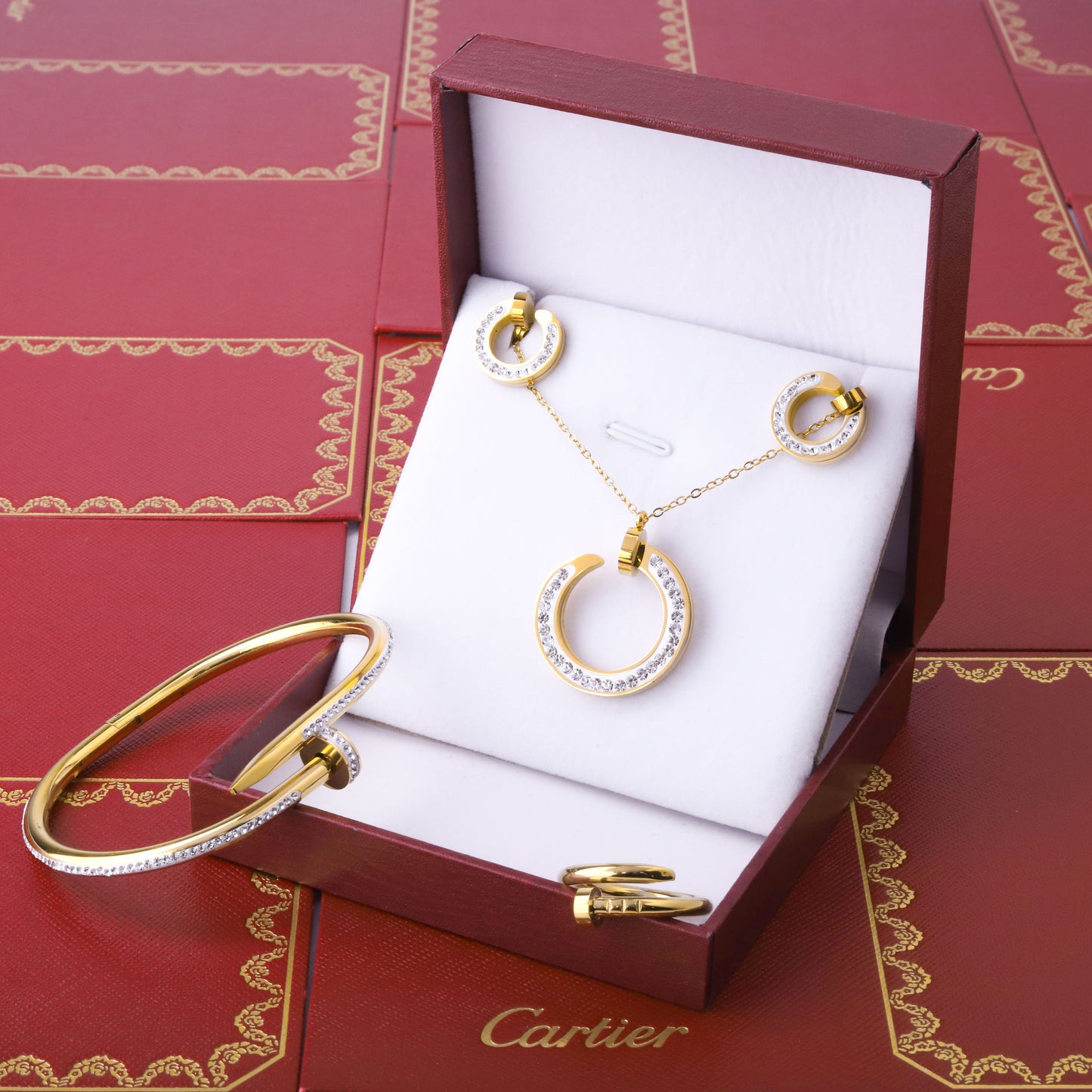 ✨ طقم كارتير مسمار - ذهبي وزركون أبيض ✨