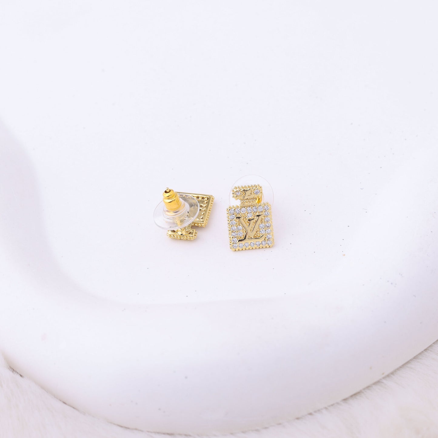 ✨ طقم لويس فيتون LV – مربع بزركون ذهبي فاخر ✨