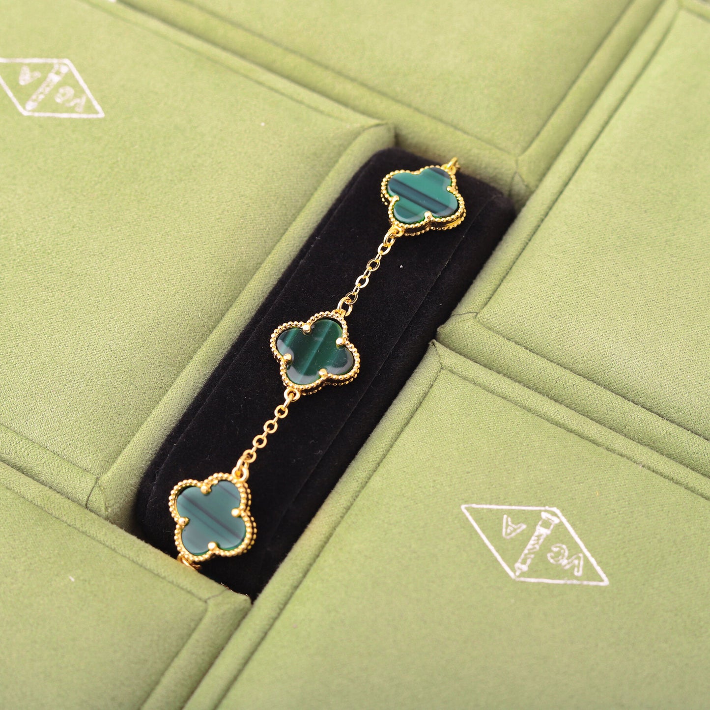 ✨ اسوارة فان كليف ذهبي أخضر - خاتم السحرة بأناقة ✨ (مختم)