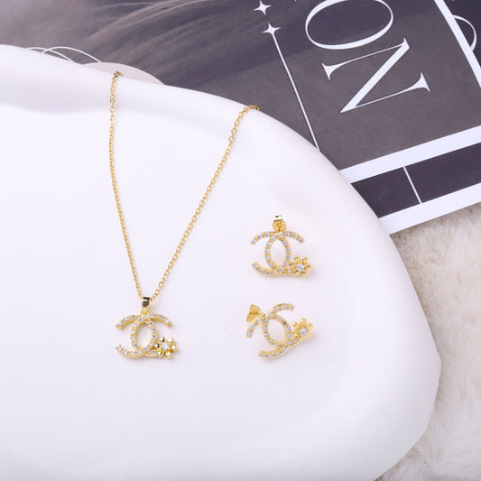 طقم شانيل – وردة ناعمة بزركون ذهبي 🌸💛