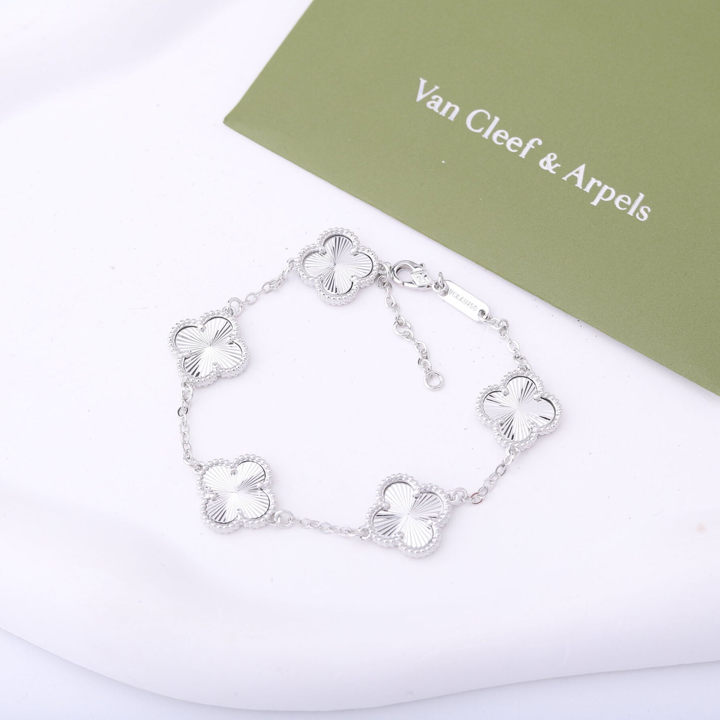 ✨ طقم فان كليف فضي - 4 قطع | 7 وردات ✨