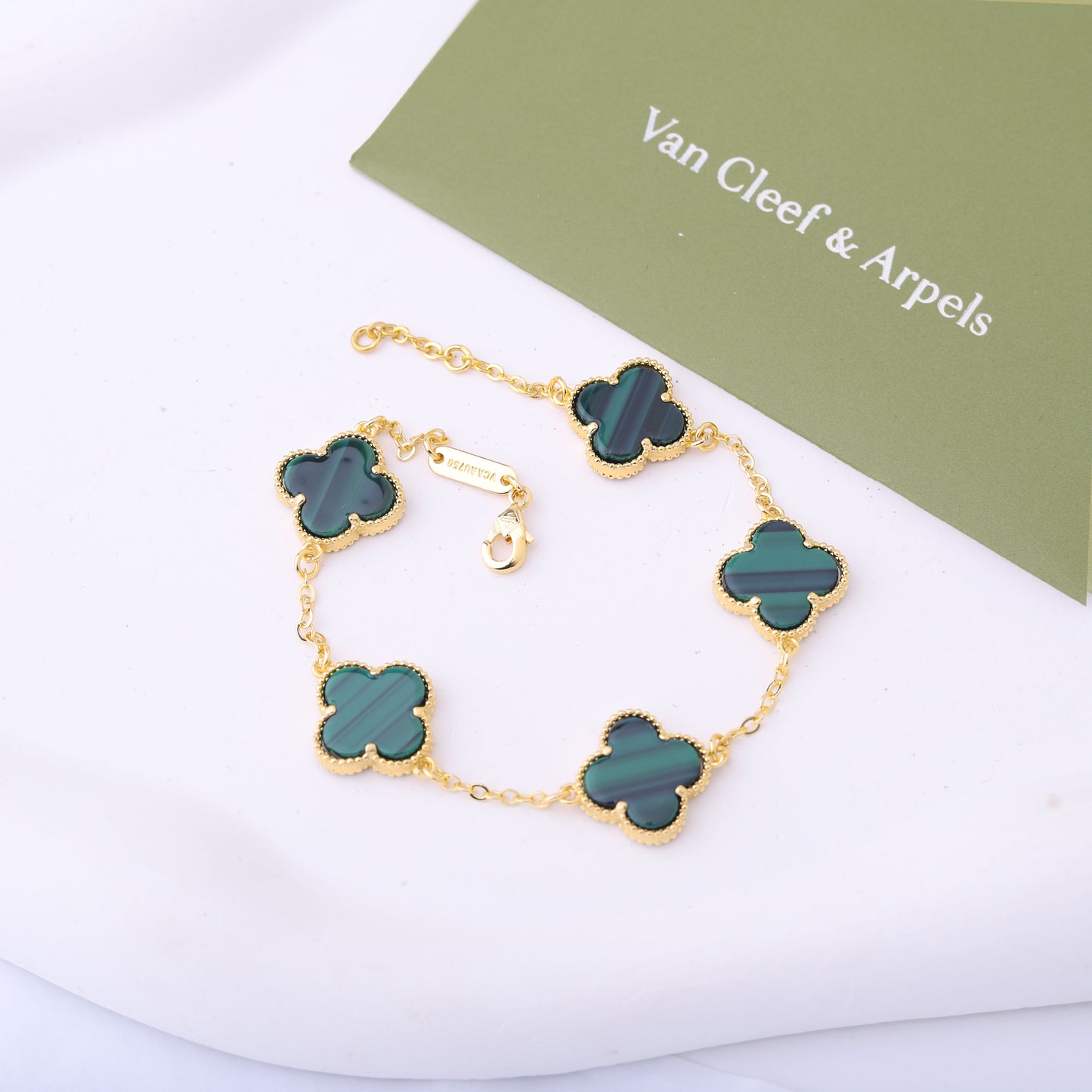 ✨ اسوارة فان كليف ذهبي أخضر - خاتم السحرة بأناقة ✨ (مختم)