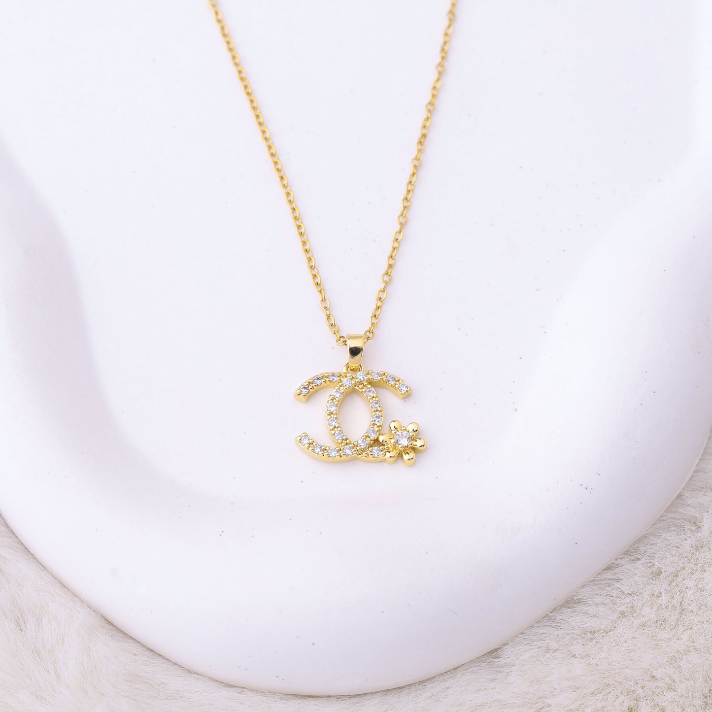 طقم شانيل – وردة ناعمة بزركون ذهبي 🌸💛