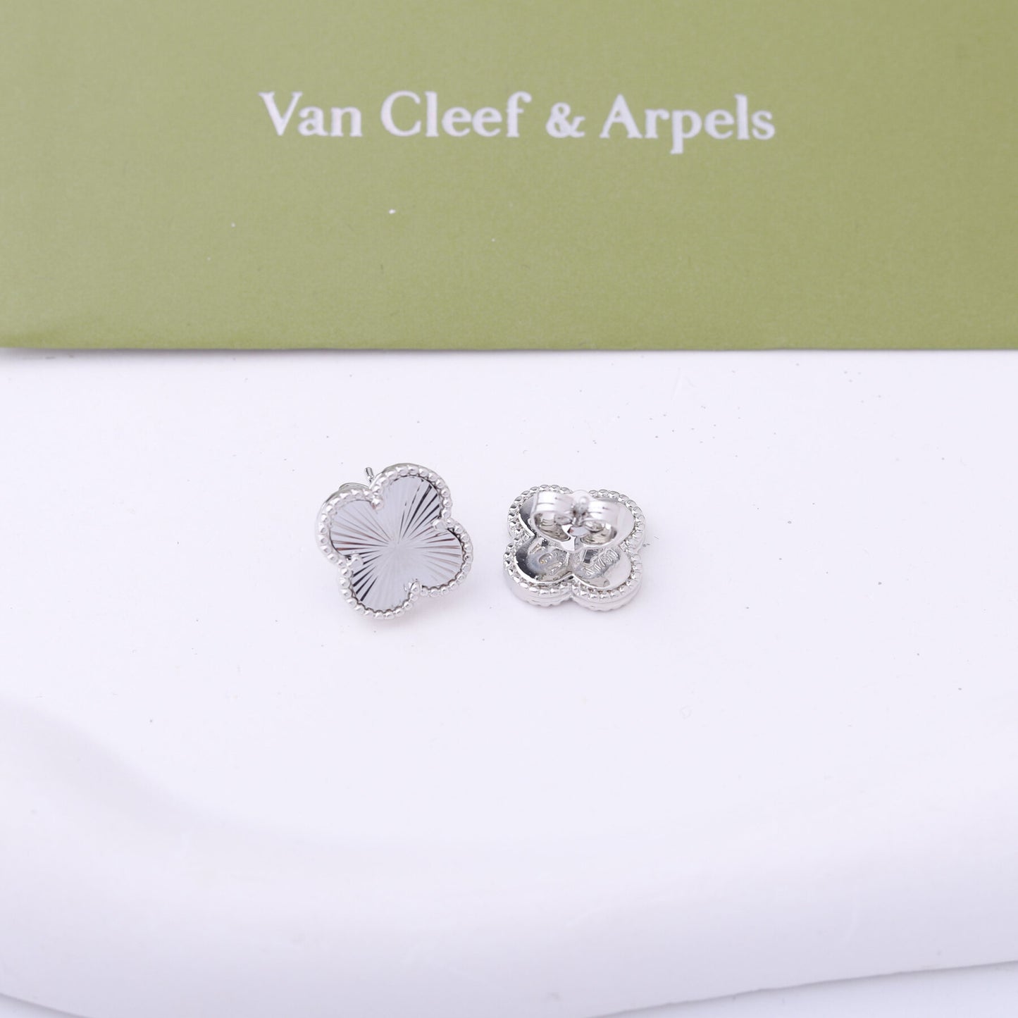 ✨ طقم فان كليف فضي - 4 قطع | 7 وردات ✨