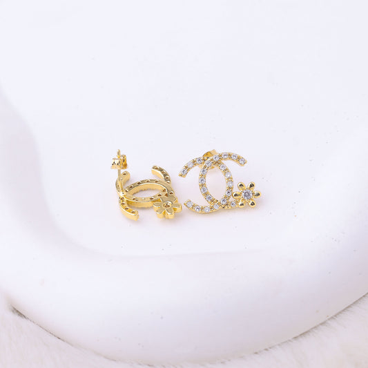 طقم شانيل – وردة ناعمة بزركون ذهبي 🌸💛