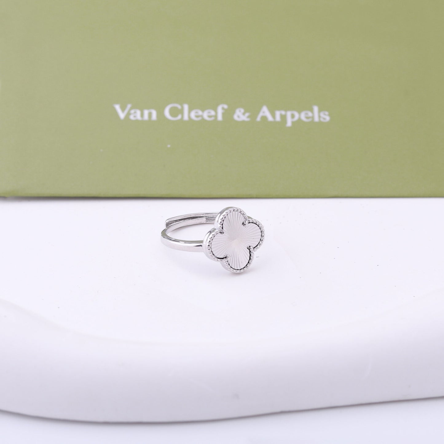 ✨ طقم فان كليف فضي - 4 قطع | 7 وردات ✨