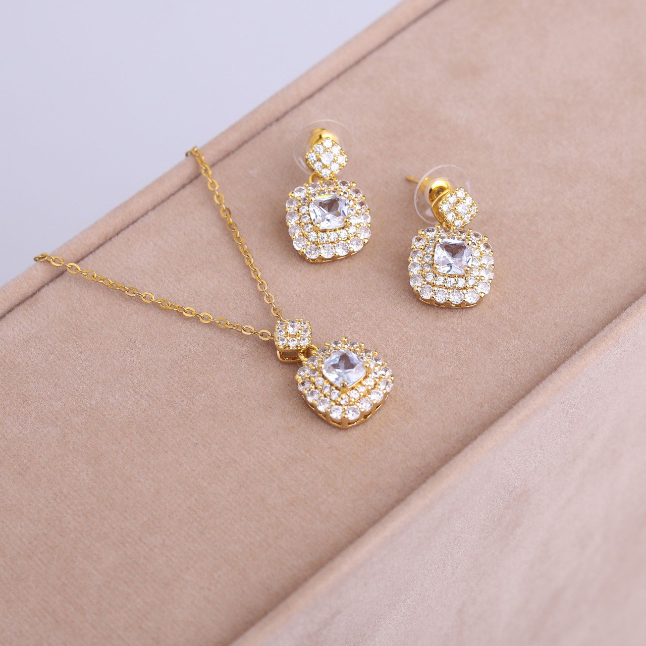 ✨ طقم لازوردي – زركون طبقتين ذهبي ✨