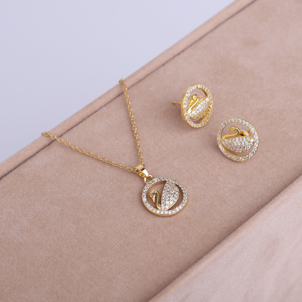 طقم Swarovski – قطعتين ذهبي ✨💛