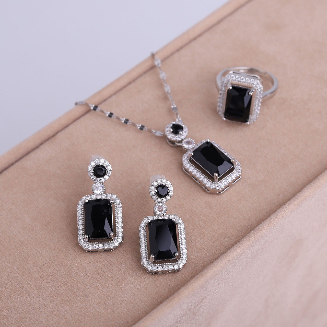 ✨ طقم لازوردي – 3 قطع فضي بزركون أسود ✨