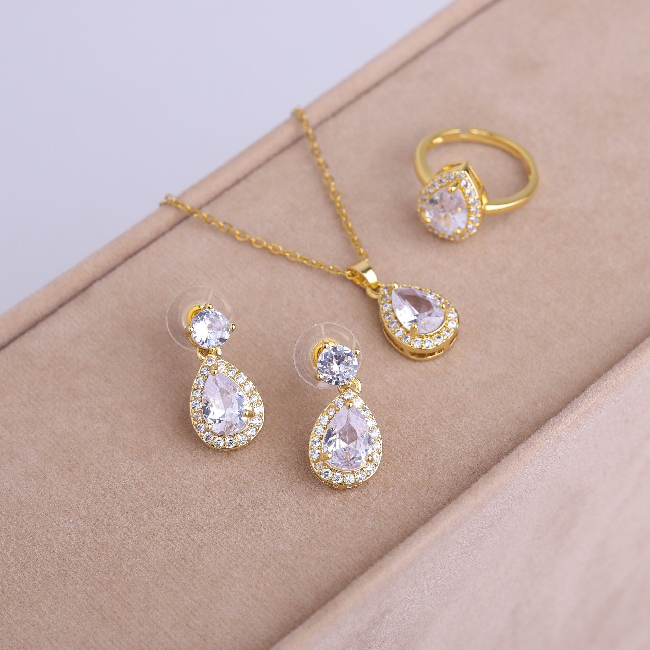 ✨ طقم لازوردي – دمعة 3 قطع ذهبي فل زركون ✨