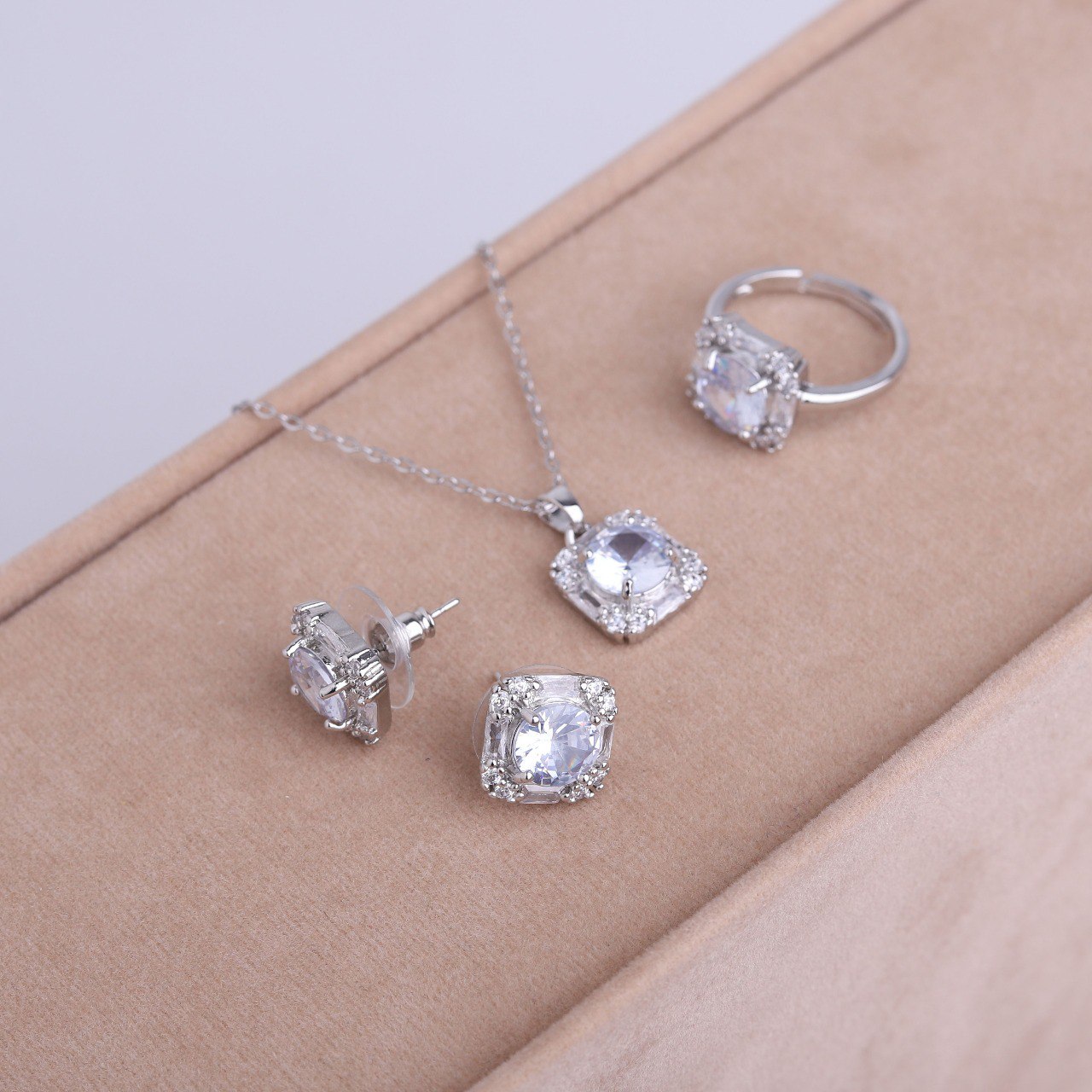 ✨ طقم لازوردي – مربع 3 قطع فضي فل زركون ✨