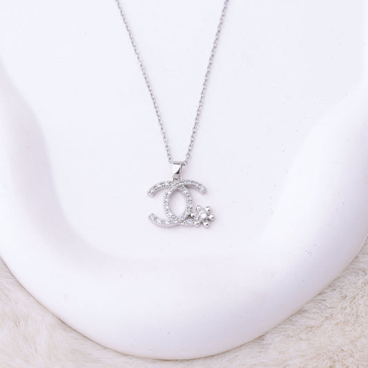 طقم شانيل – وردة ناعمة بزركون فضي 🌸✨