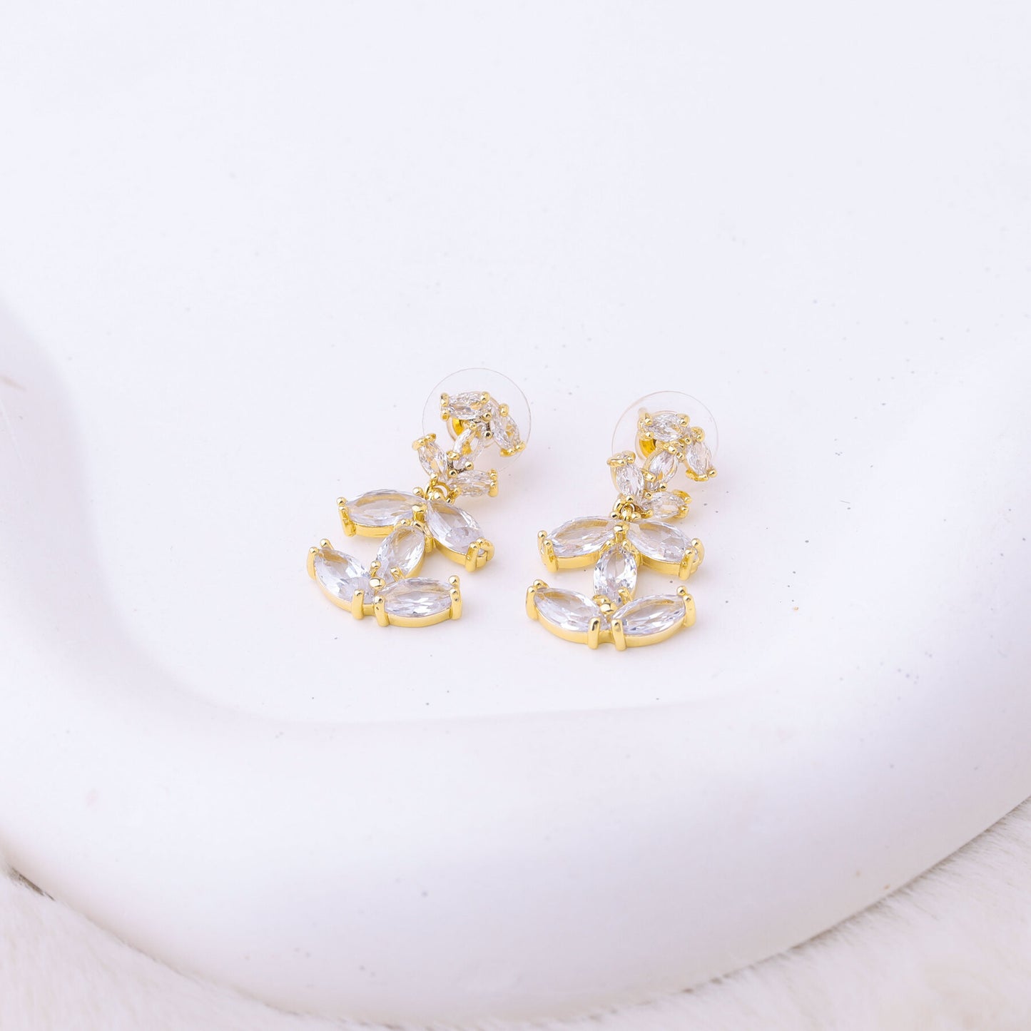 طقم شانيل – طبقتين بزركون ذهبي ✨💛