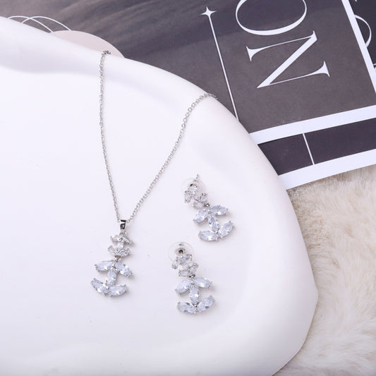 طقم شانيل – طبقتين بزركون فضي ✨💎