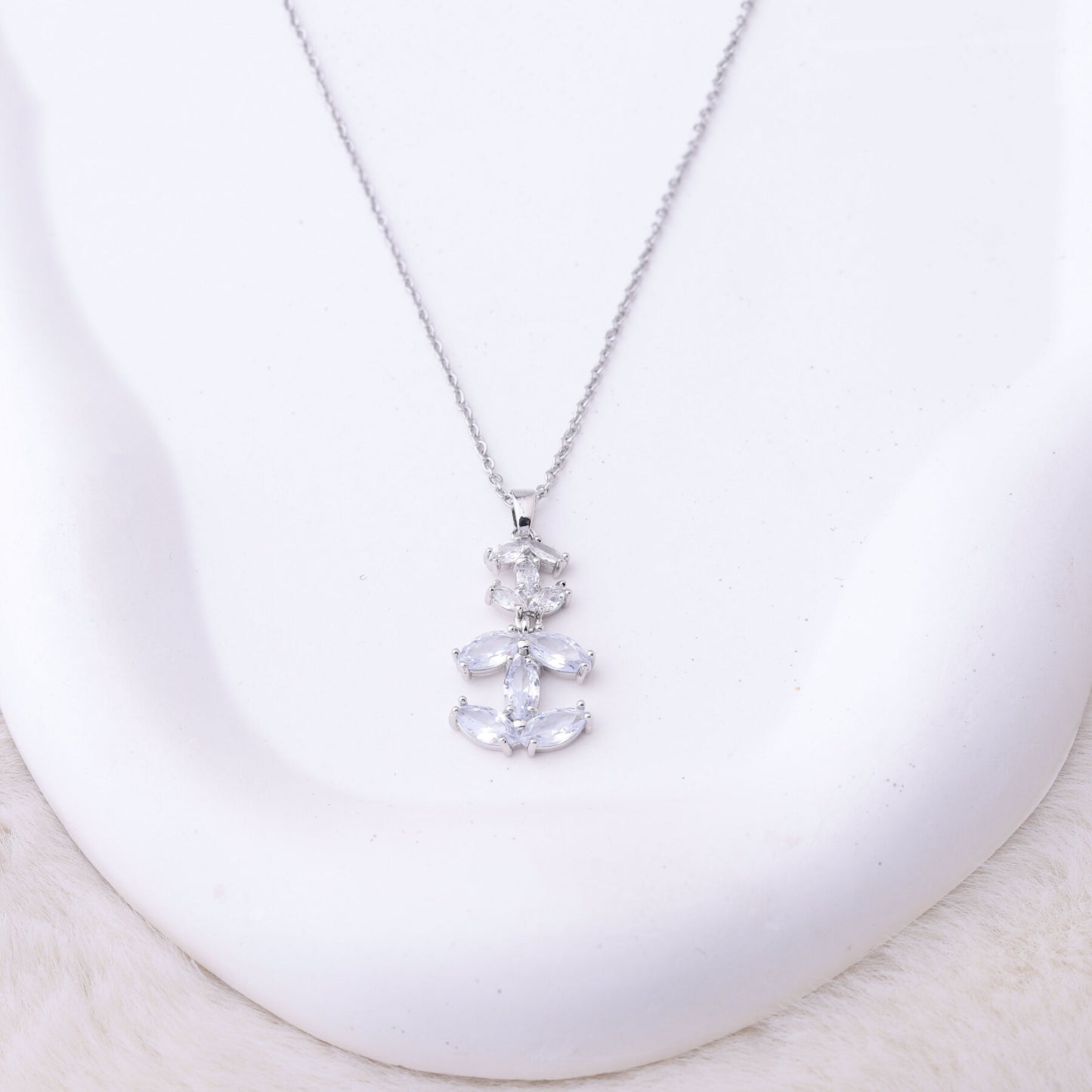 طقم شانيل – طبقتين بزركون فضي ✨💎